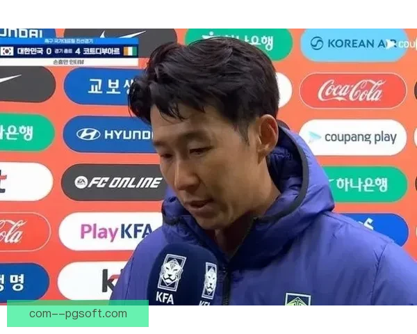 孙兴慜韩国队训练间隙停步与远道而来英国球迷合影传递足球温度